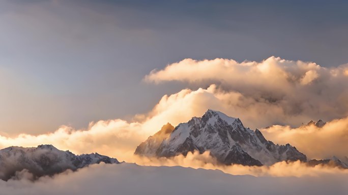 雪山日出雪山山峰山脉意境风景