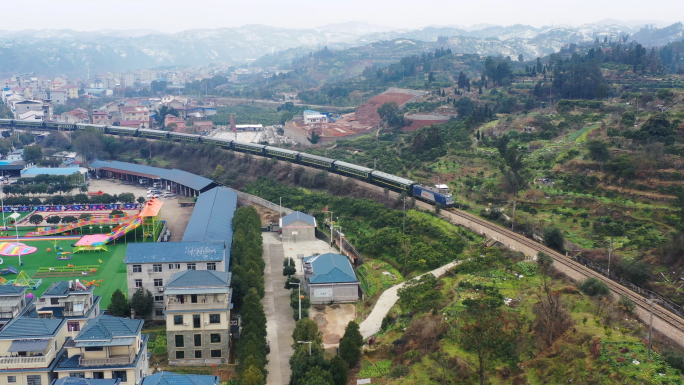 航拍绿皮慢火车过弯道 跨越大桥 进隧道