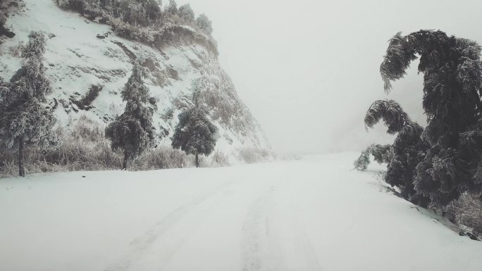 在冬季风雪中的道路前行-广西桂林资源县