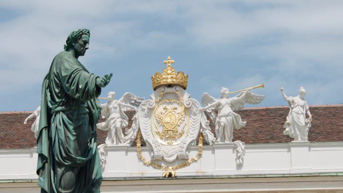 奥地利维也纳霍夫堡宫的弗朗茨一世雕像和屋顶装饰