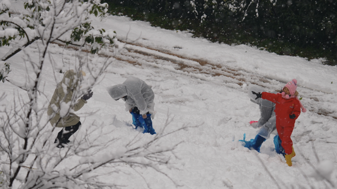 下雪天打雪仗玩雪的孩子升格空镜