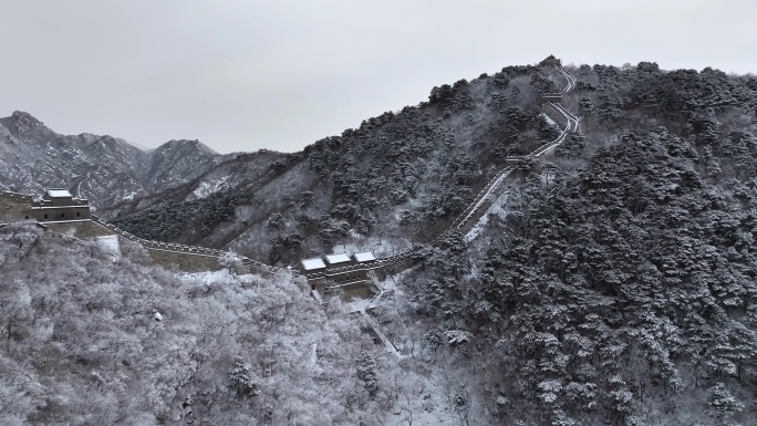 航拍雪后波澜壮阔慕田峪长城