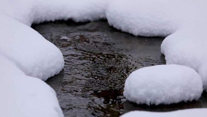 实拍雪景下的小溪