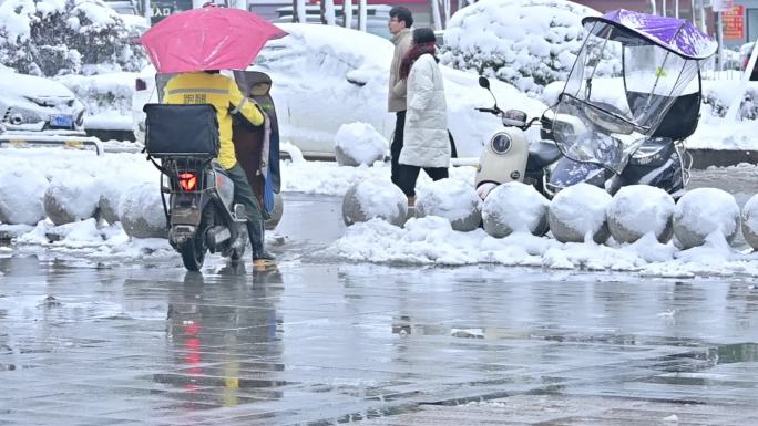 下雪天，穿梭在路上的美团外卖派送员