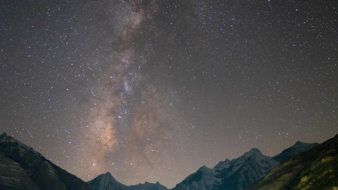从印度拉胡尔的沙舒尔修道院拍摄的喜马拉雅山脉上方的银河系的4K缩远延时镜头。山中银河的夜景。夜空中的