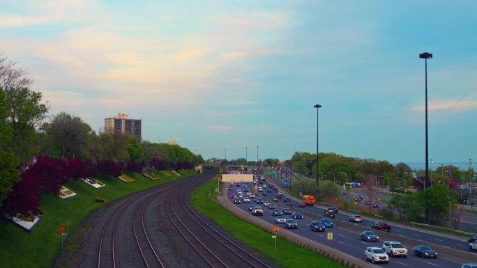 铁路临近公路的鸟瞰图运输不断流动，象征着生命的律动和动态。公路和铁路交通是城市交通的脉络，对城市生活