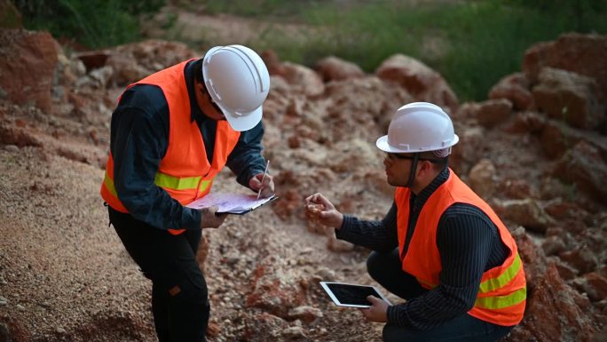 地质学家调查矿山，探险家收集土壤样本寻找矿物。