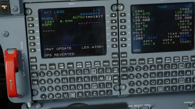 飞机驾驶舱内飞行员控制显示装置的卡车拍摄。连接霍克飞行管理电脑的接口设备