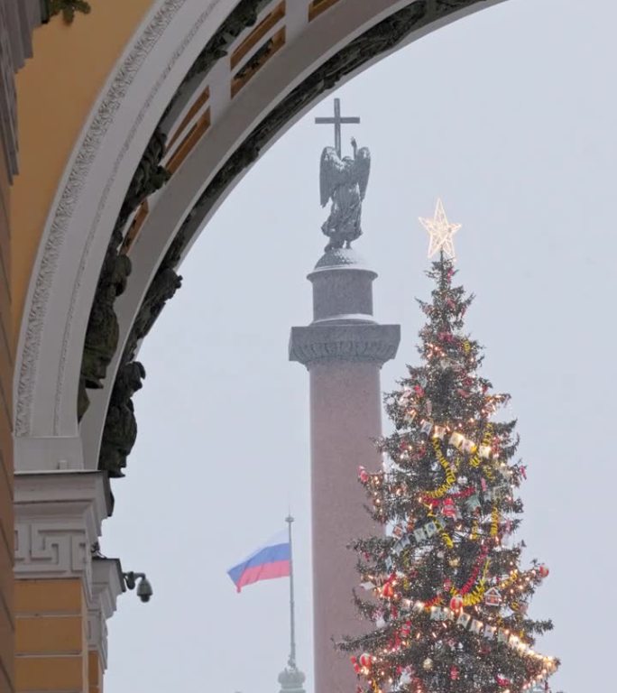 大雪中，总参谋部拱门上的主圣诞树上闪烁着装饰的灯光，城市中央的宫殿广场也为庆祝活动装饰一新