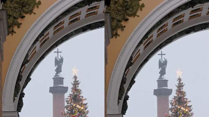 大雪中，总参谋部拱门上的主圣诞树上闪烁着装饰的灯光，城市中央的宫殿广场也为庆祝活动装饰一新