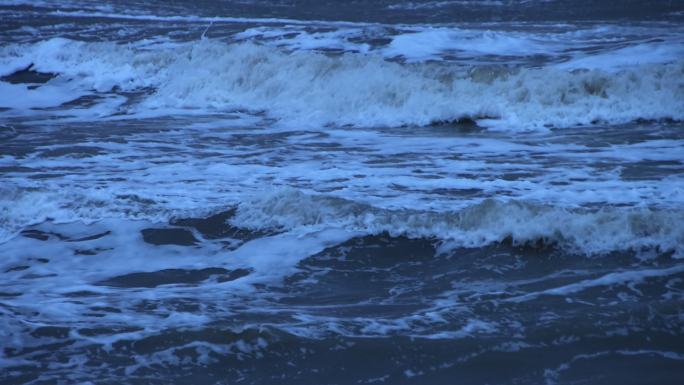 威海市高区国际海水浴场冬季寒风海浪