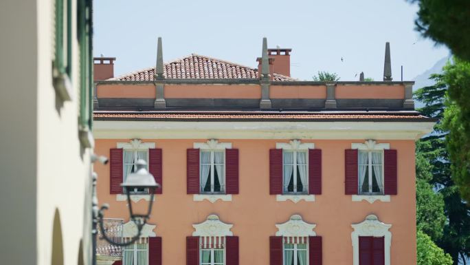 窗户上涂着灰泥的建筑，意大利伦巴第科莫省梅纳乔