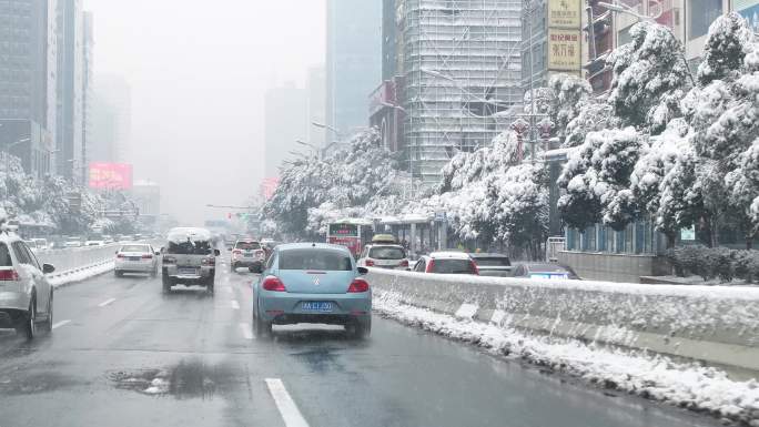 2024龙年湖南长沙大雪马路车流街景