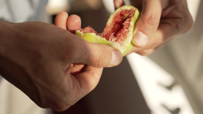 拿着无花果果实的人的手