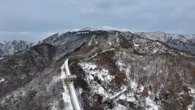 航拍雪后波澜壮阔慕田峪长城