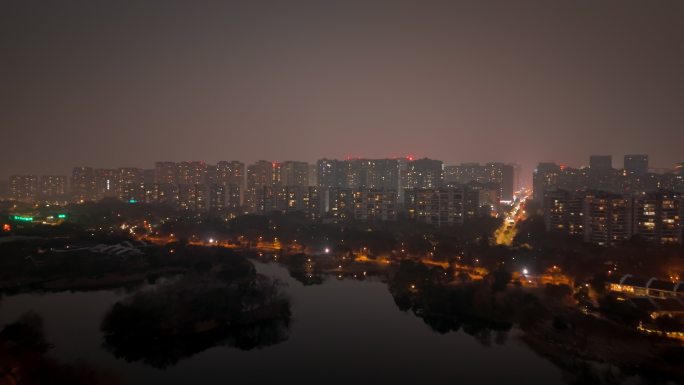 夜晚湖边城市小区灯光