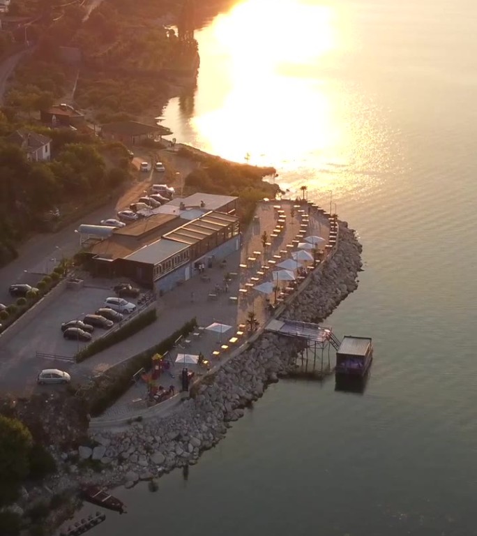 无人机拍摄的日落时的四鹿湖及其Shkoder餐厅。阿尔巴尼亚