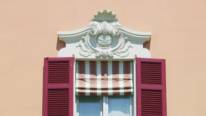 意大利科莫省梅纳乔，窗户上涂着灰泥的建筑细节