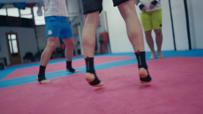 综合格斗选手在体育俱乐部训练前穿着袜子热身