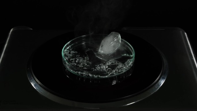 冰在热的表面上融化