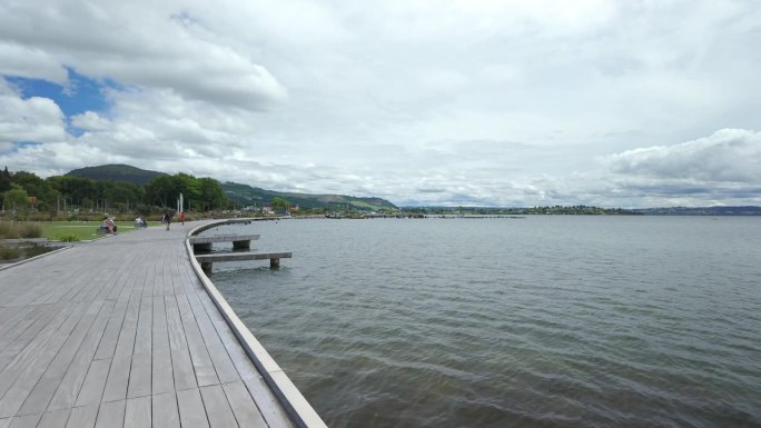 新西兰罗托鲁瓦的湖滨景色