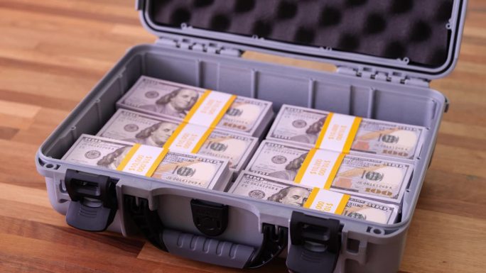 敞开的手提箱里装满了百万美元的钞票