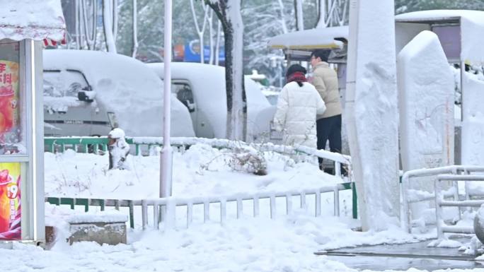 下雪天，各类外卖派送员行驶在路上