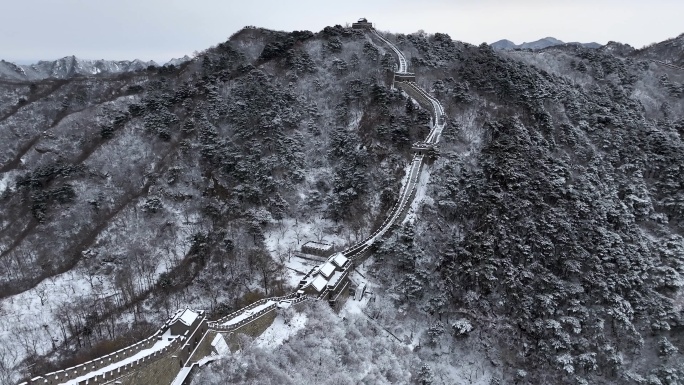 航拍雪后波澜壮阔慕田峪长城