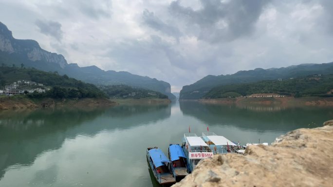贵州山水小船河水风景延时云层山间视频素材