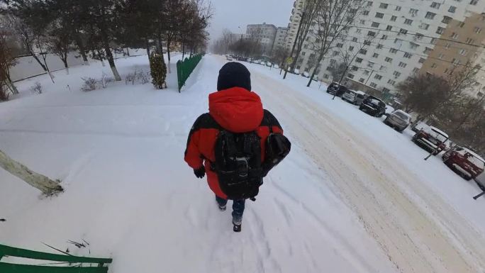 冬天，一个穿红夹克的男人走在街上