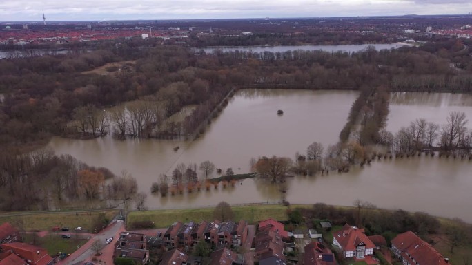由于气候变化和全球变暖，德国汉诺威的河流线被空中洪水淹没