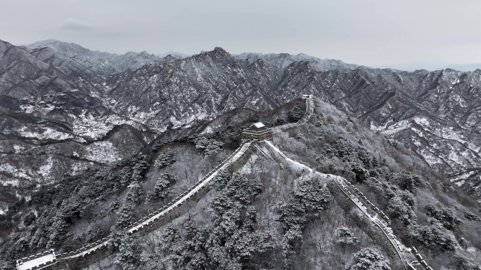 航拍雪后波澜壮阔慕田峪长城