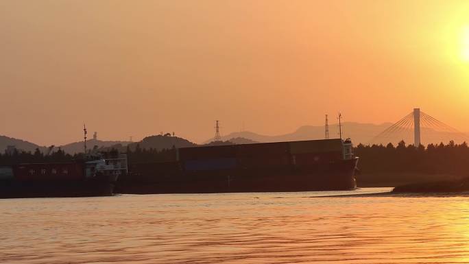 夕阳晚霞金色西江河边钓鱼