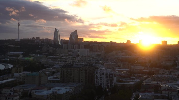 巴库，阿塞拜疆的首都，日落在全球大气中
