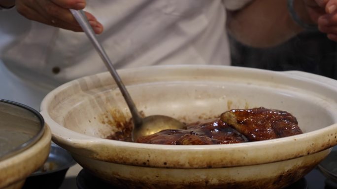 饭店厨房 厨师用砂锅炖鸡