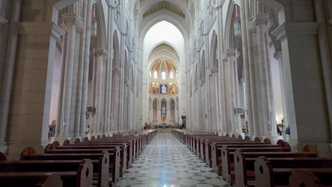 通往马德里Almudena大教堂主祭坛的中央通道。