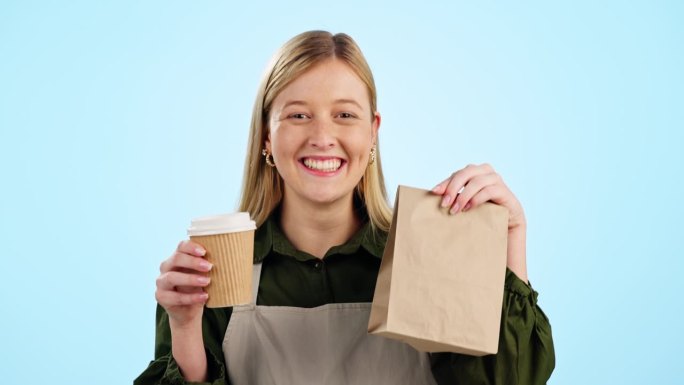 咖啡师，女性，很高兴地拿着咖啡外卖包，为服务、营销或广告服务，微笑着送外卖和点单。肖像，人和员工在蓝