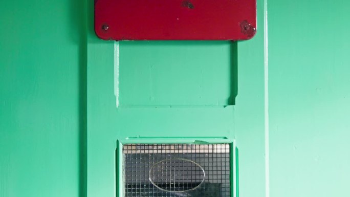 办公室收银台上方的红色复古英国铁路车票标志