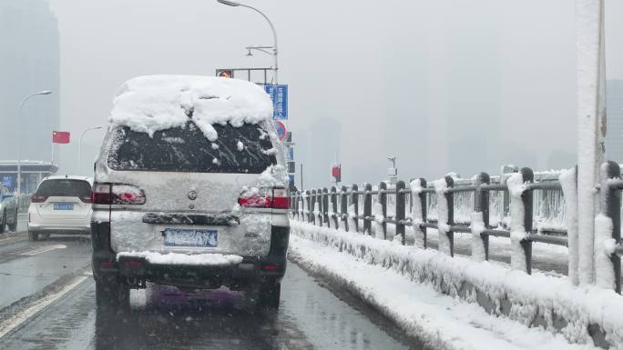 2024龙年湖南长沙大雪马路车流街景