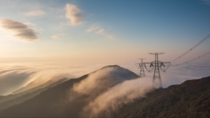 秦岭高山上云海涌动中的电力铁塔