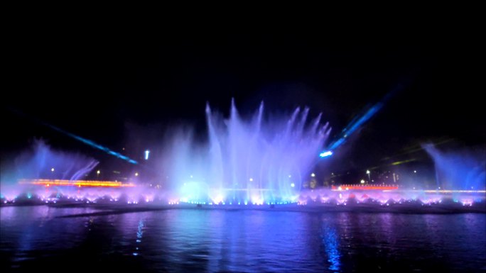 广东江门蓬江区园山湖公园的音乐喷泉