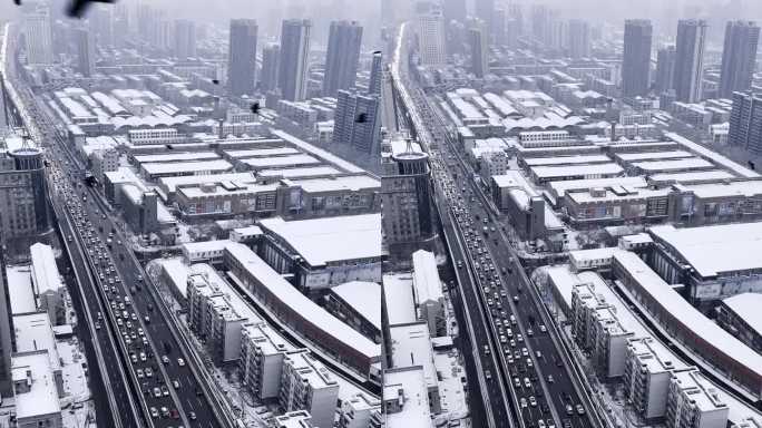 早高峰雪景车流