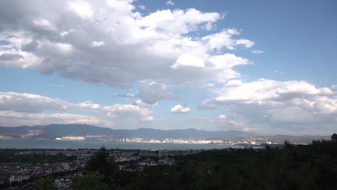 云南大理洱海城市上空白云延时摄影