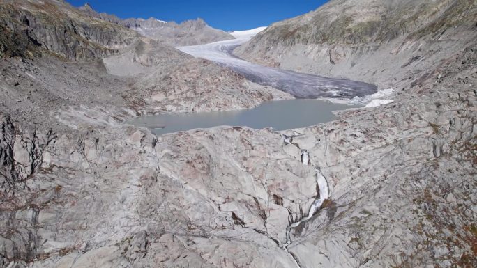 罗纳冰川(Rhonegletscher)的航拍全景，靠近弗尔卡山口，瓦莱州，瑞士。从30帧每秒加速2