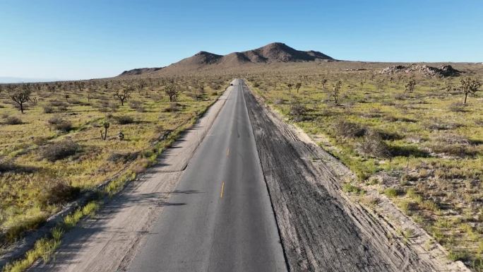 公路飞越莫哈韦沙漠在兰开斯特向前加州美国