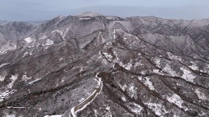 航拍雪后波澜壮阔慕田峪长城