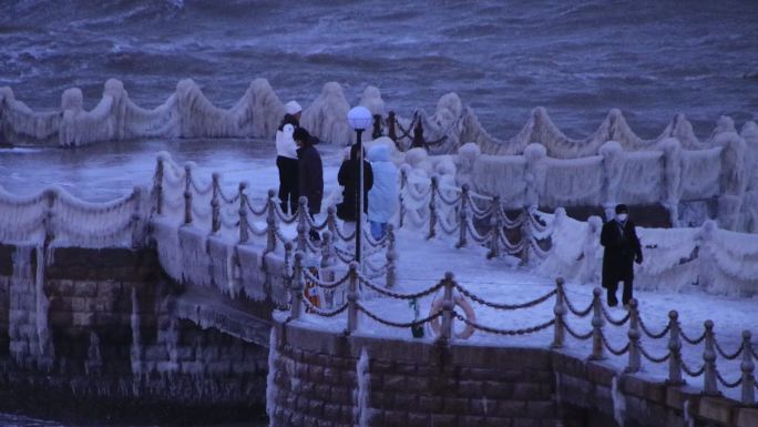 威海市高区国际海水浴场金海湾栈桥冰凌游客
