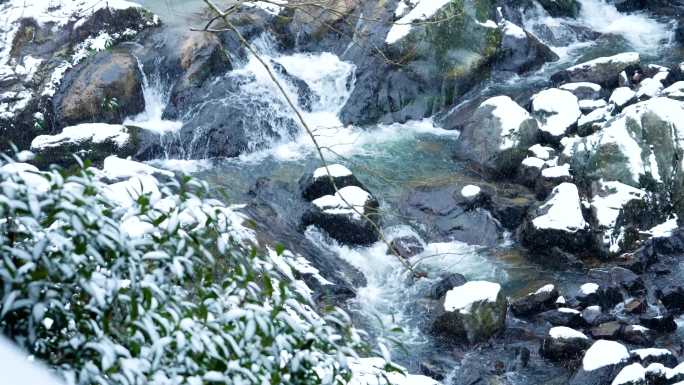 山区大雪 下雪