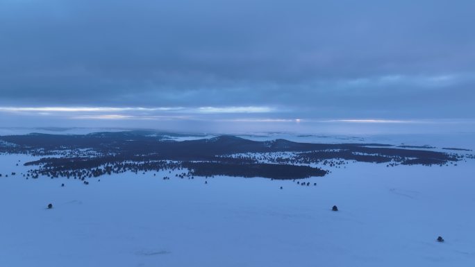 航拍残阳下的山区雪原