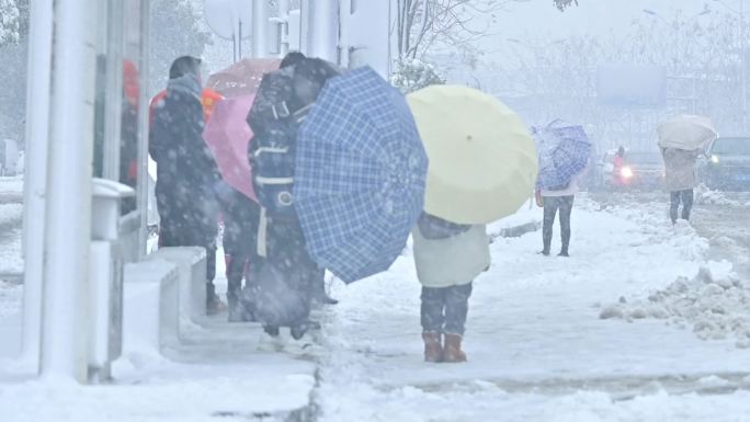 21组，暴雪天出行的人群，公车站等车